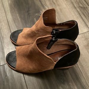 Sorel booties in camel suede and black leather with side zip